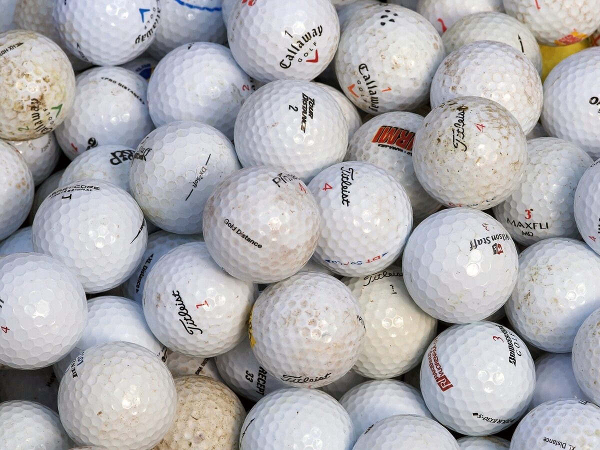 Golfvarusteita ja golfpalloja