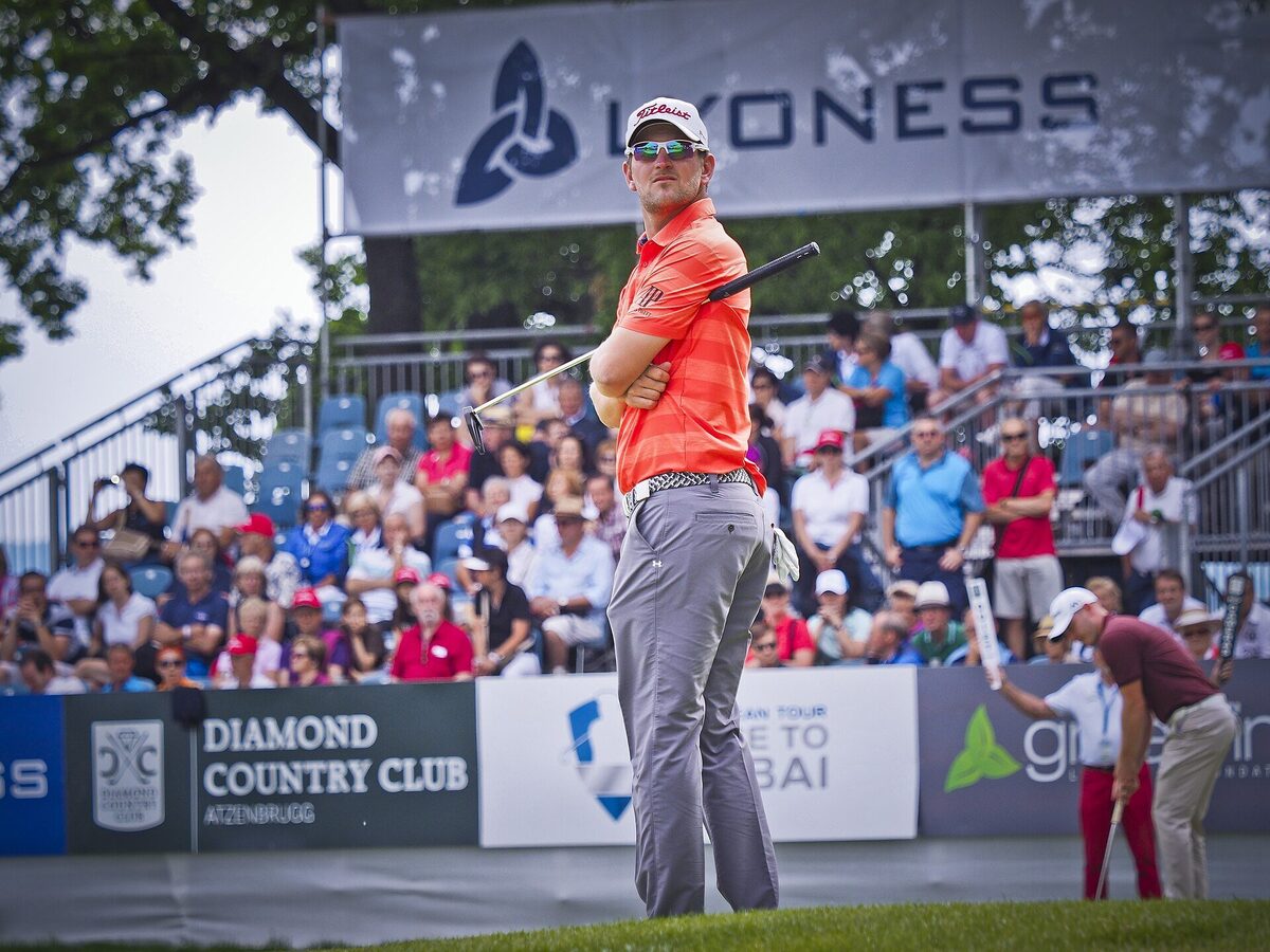 Ammattilaisgolfari kilpailussa