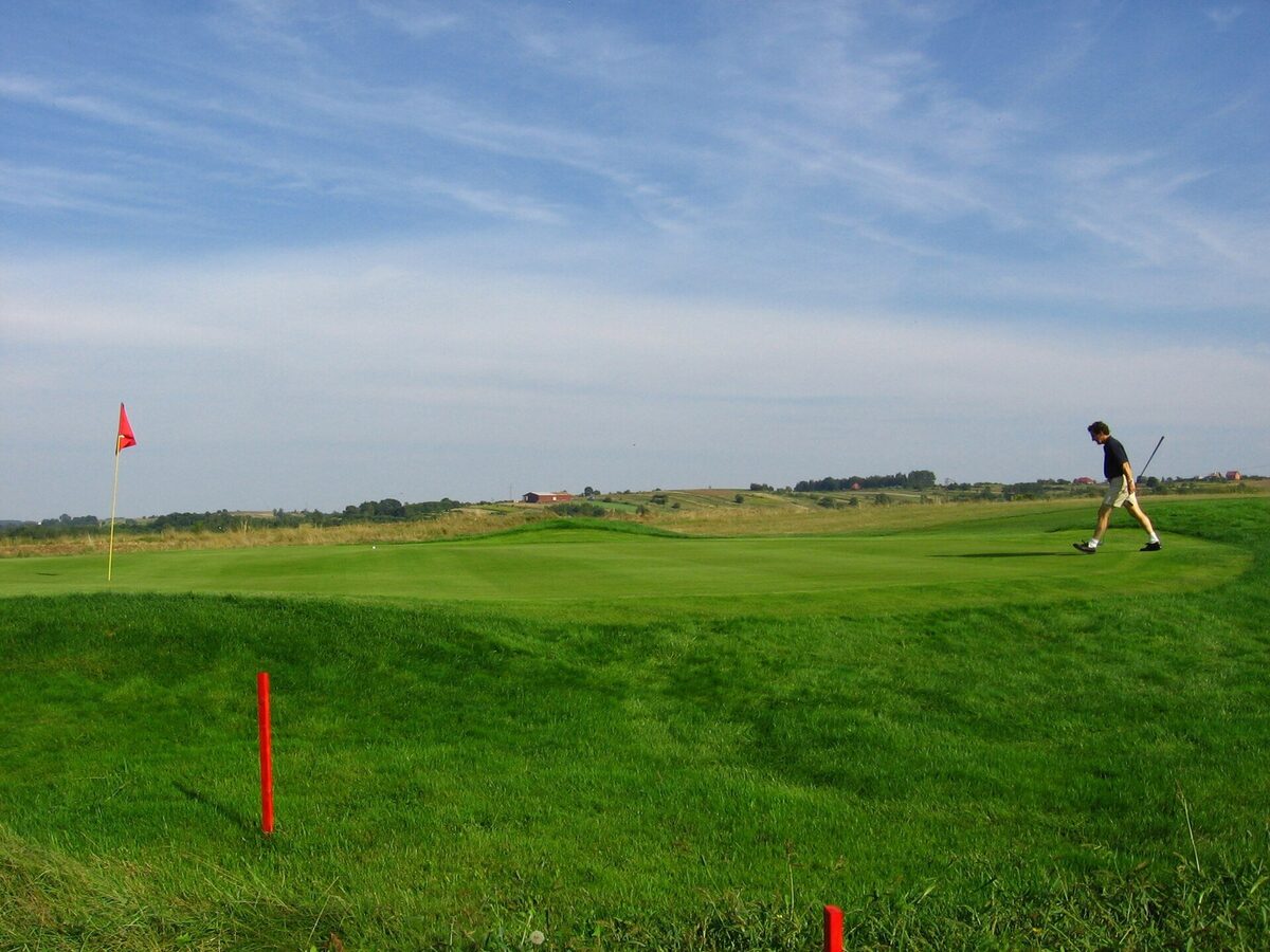 Golfkenttä aamuauringossa